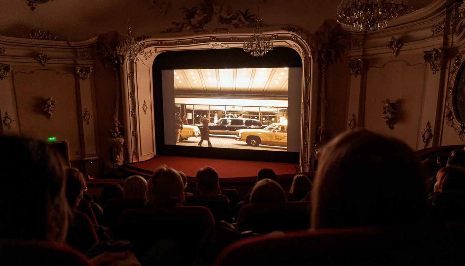 Kino teātra zāle ar skatītājiem