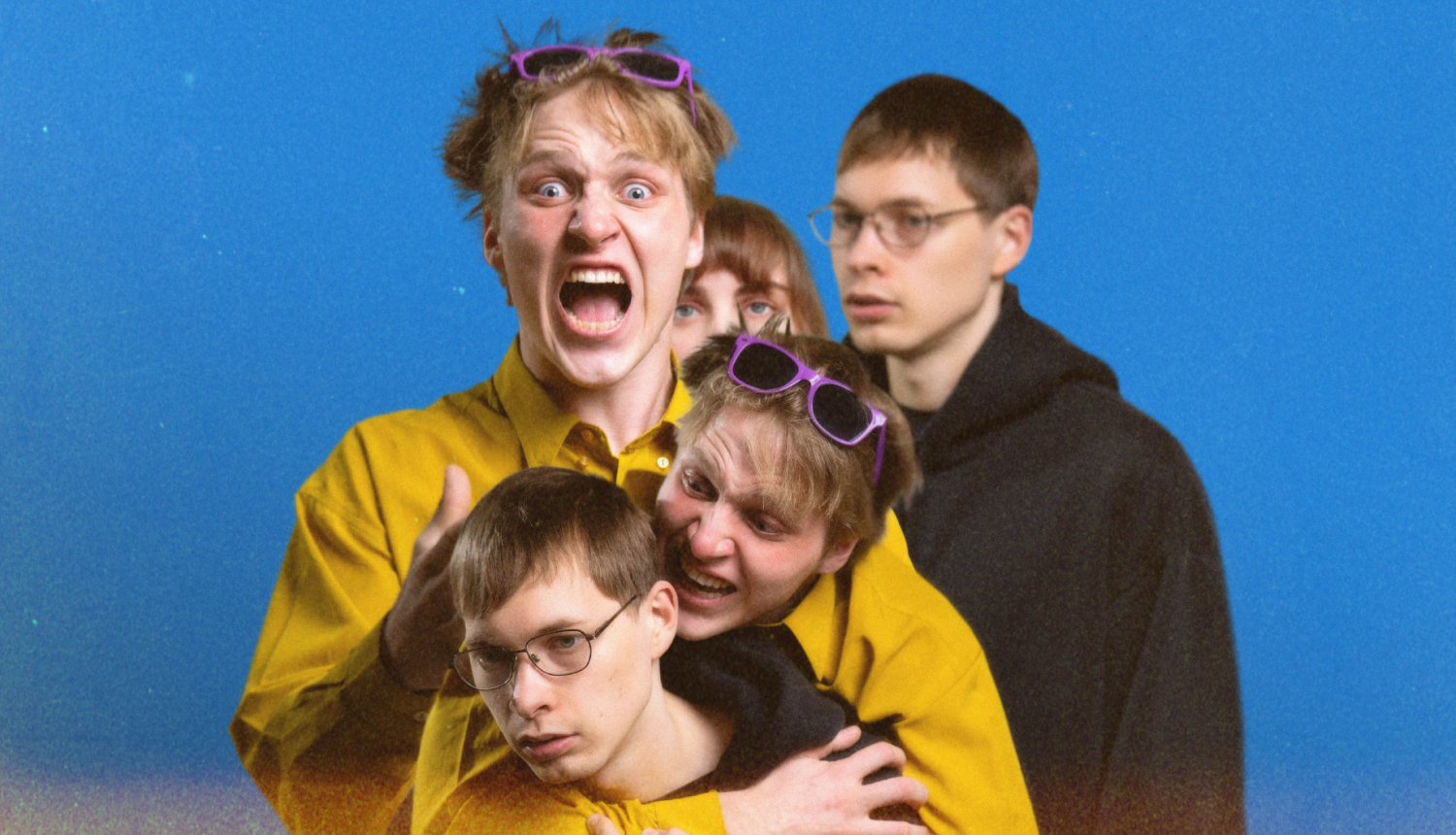 Iestudējuma “Klusums un troksnis” publicitātes vizuālais materiāls - pieci jauni cilvēki ar dažādām sejas izteiksmēm uz zilas krāsas fona