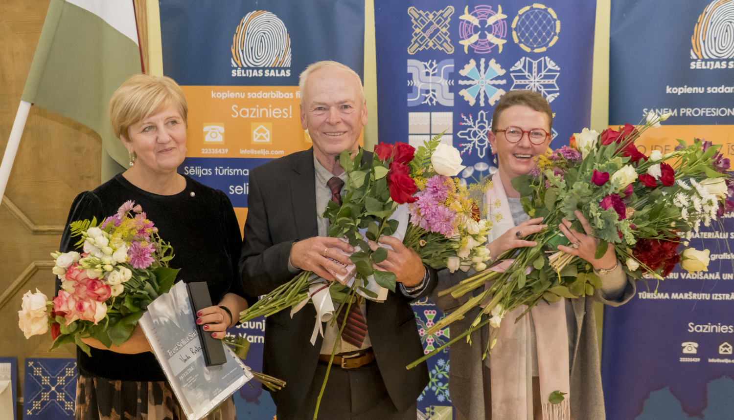 Konkursa galvenās balvas saņēmēji (attēlā no kreisās): Vanda Rimša no Ilūkstes, Stefans Rāzna no Bebrenes pagasta, Daina Alužāne no Rubenes pagasta Slates