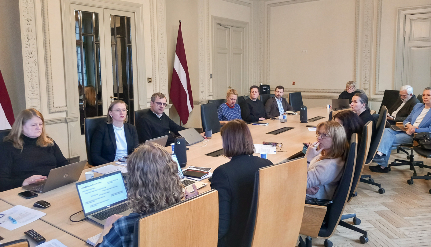 Mediju politikas konsultatīvās padomes sēdes norise un dalībnieki KM Lielajā zālē pie galda