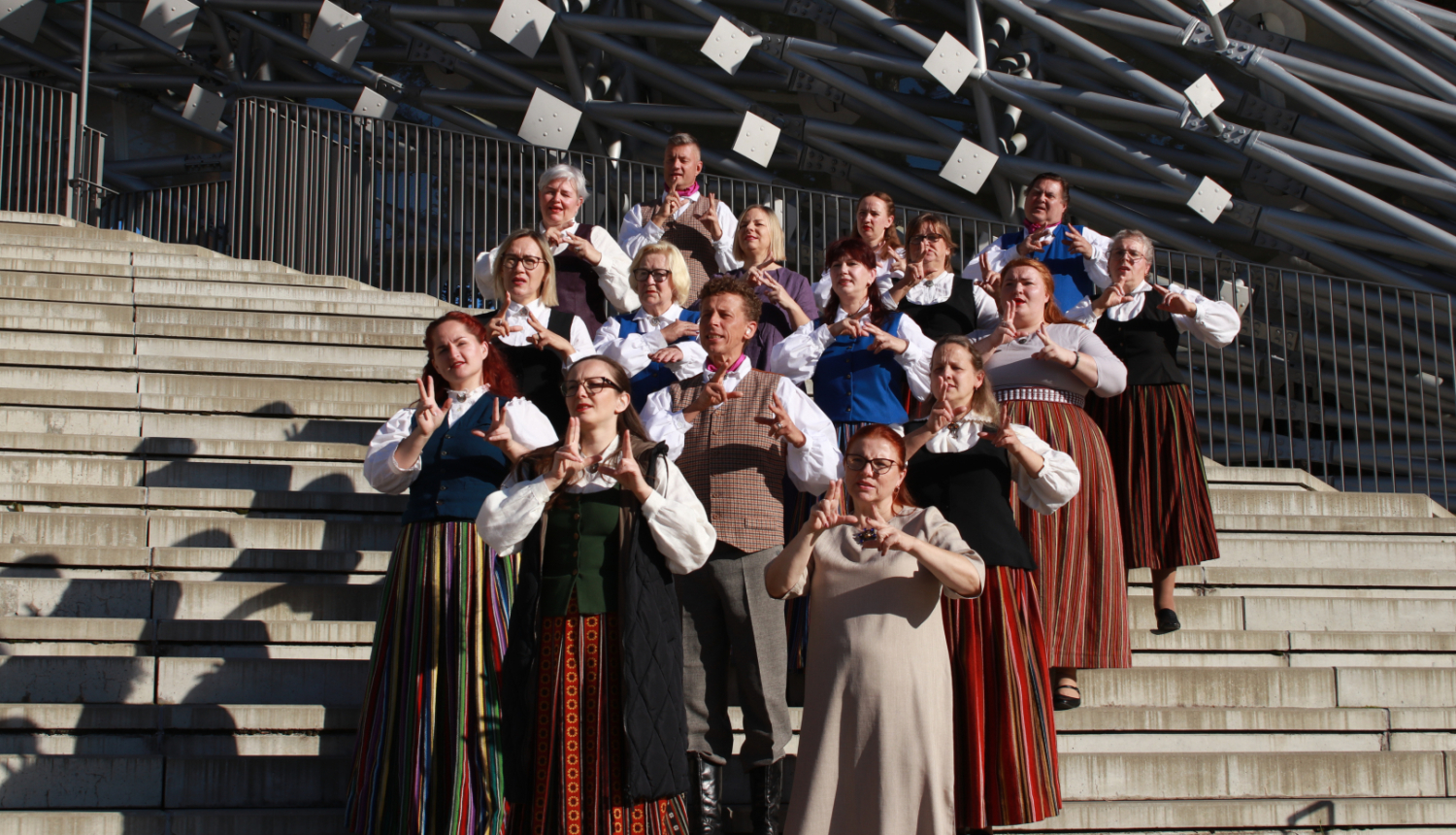 Kora dziedātāji Mežaparka estrādē lieto teksta attēlošanu zīmju valodā