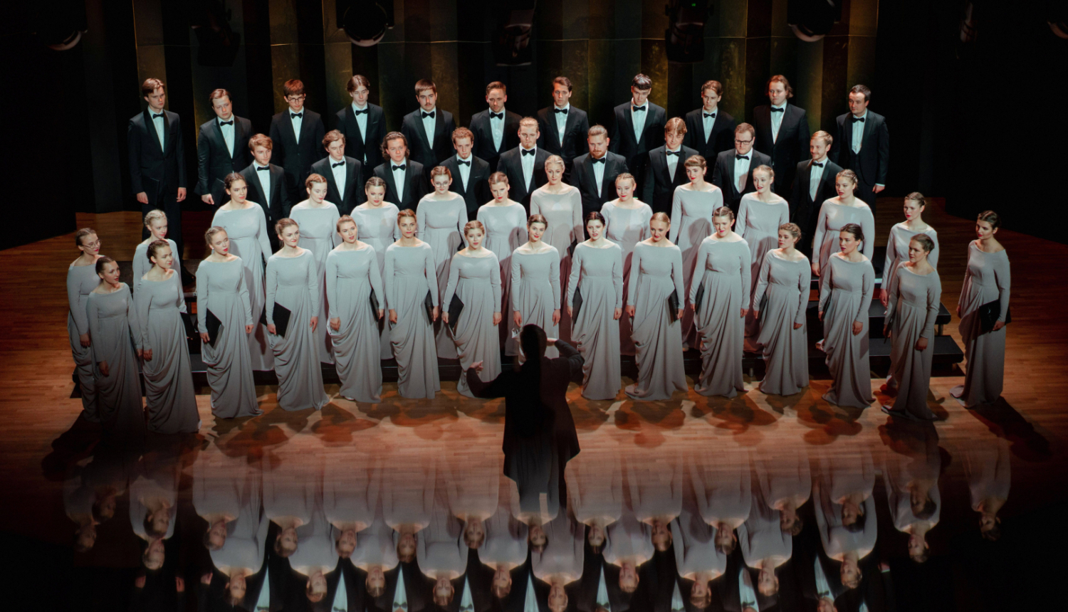 Jauniešu koris "Kamēr" un diriģents uzstāšanās brīdī