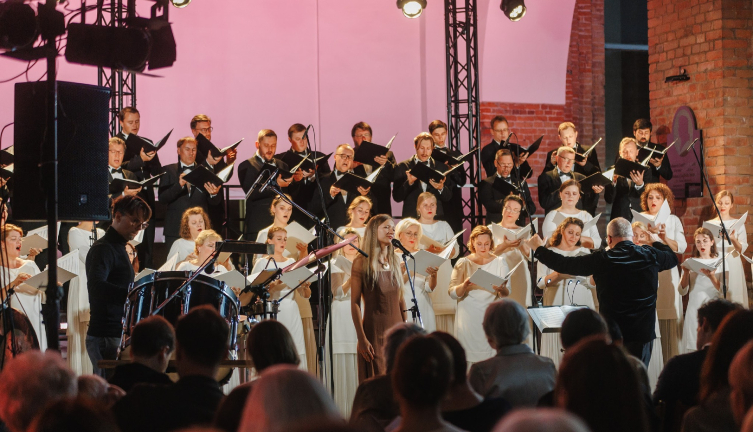 Koris "Latvija" un citi mūziķi uz skatuves, foto: Kaspars Teilāns