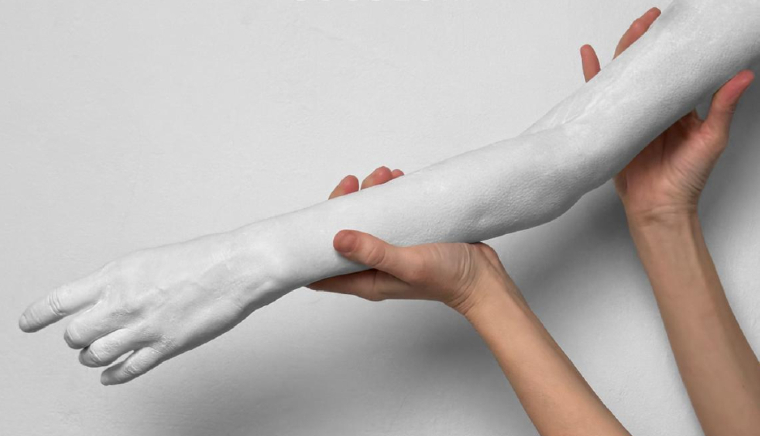 Mākslinieces Kristas Vindbergas Auznieces darba fragments - skulptūras fragments - roka no balta materiāla