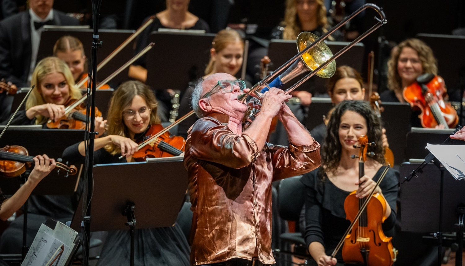 Trombonists, diriģents un komponists Kristians Lindbergs kopā ar Liepājas simfonisko orķestri