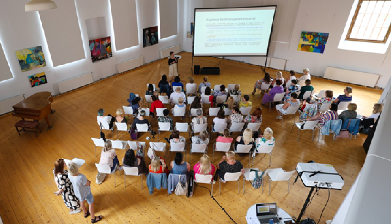 Kultūras darbinieku semināra dalībnieki klausās prezentāciju zālē