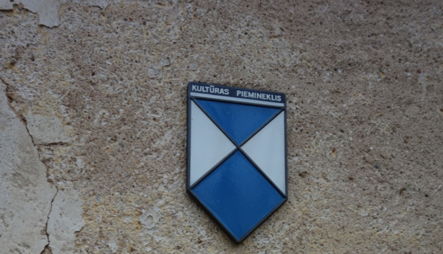 Kultūras pieminekļu zīme pie ēkas fasādes