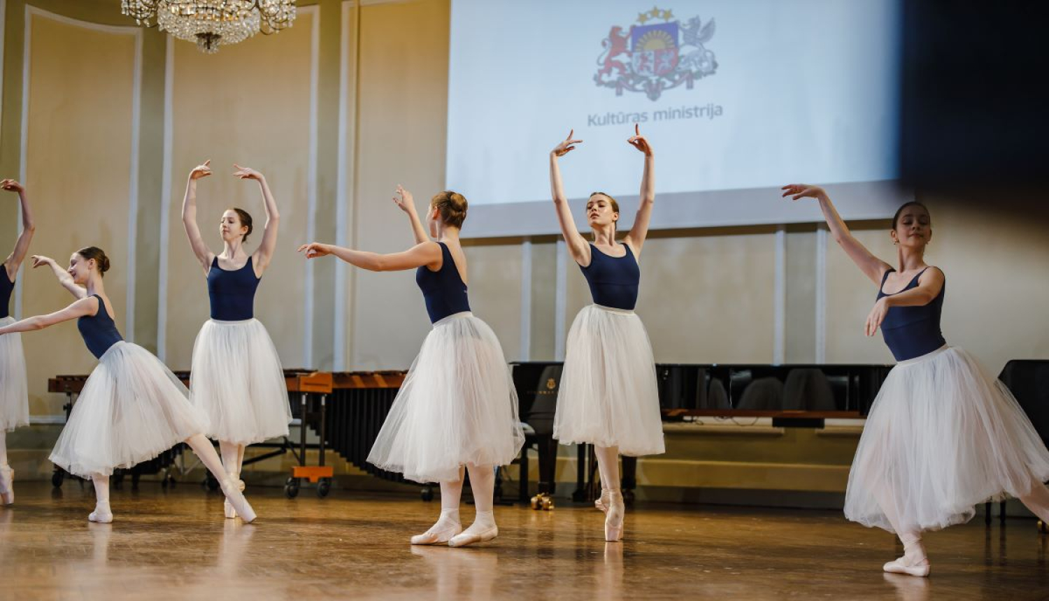 Dejotājas uz skatuves