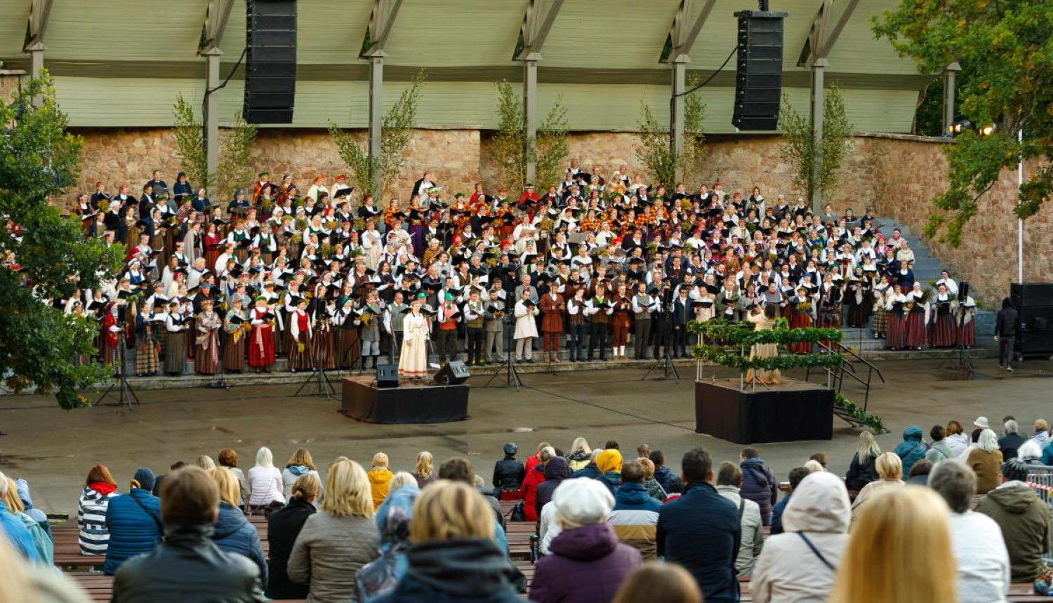 Kurzemes dziesmu svētku 150. gadskārtas atceres pasākums 2020. gadā, attēlā kora dziedātāji, diriģents un klausītāji
