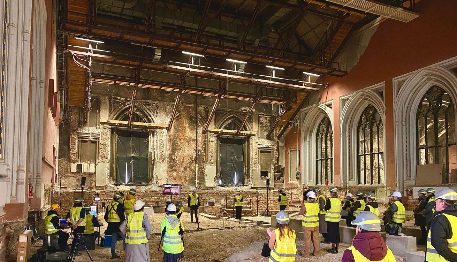 Cilvēki sapulcējušies būvobjektā