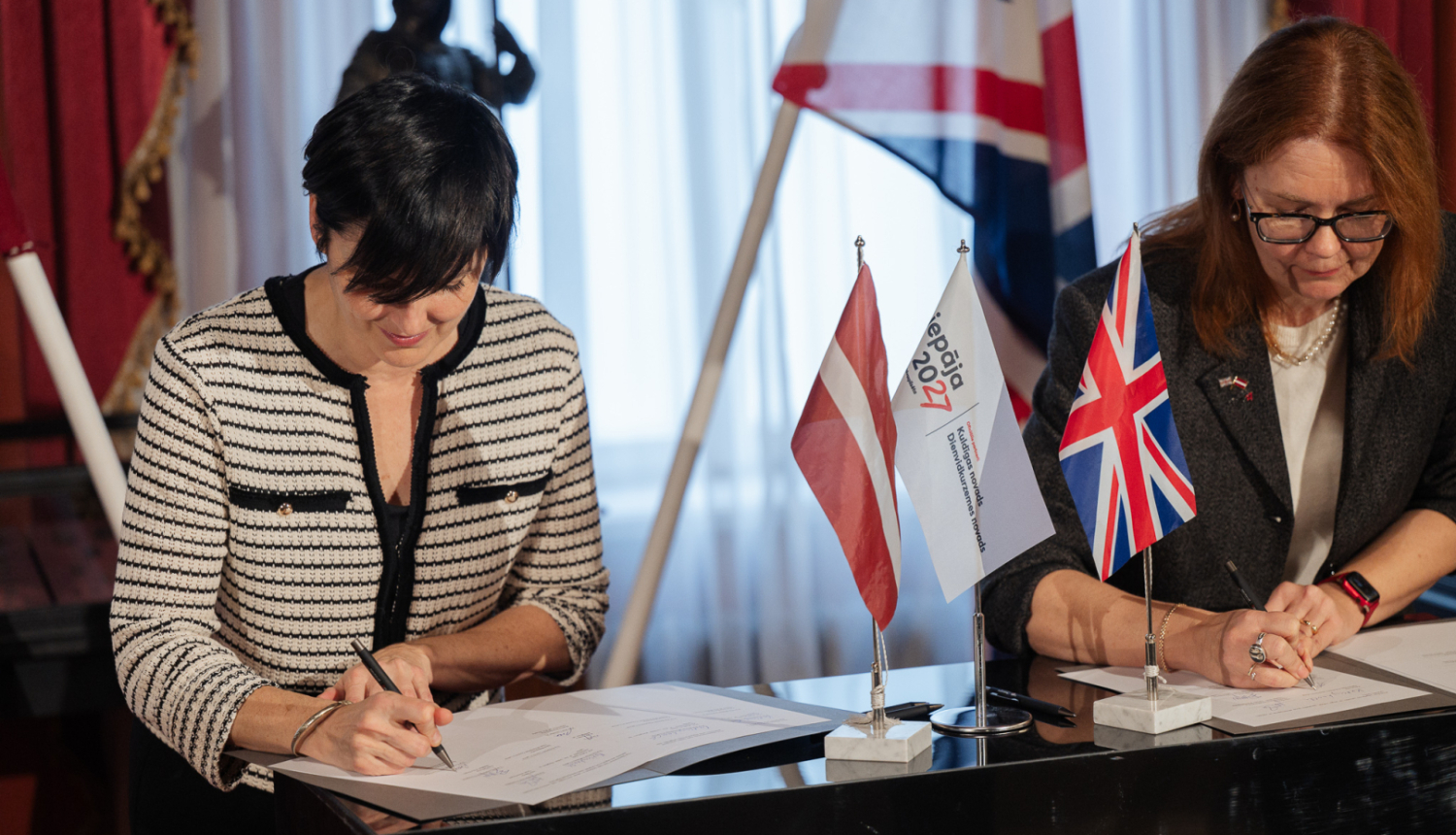 Sadarbības memoranda parakstīšanas brīdis starp Liepāja 2027 pārstavjiem, Lielbritānijas vēstniecību Latvijā un British Council pārstāvjiem