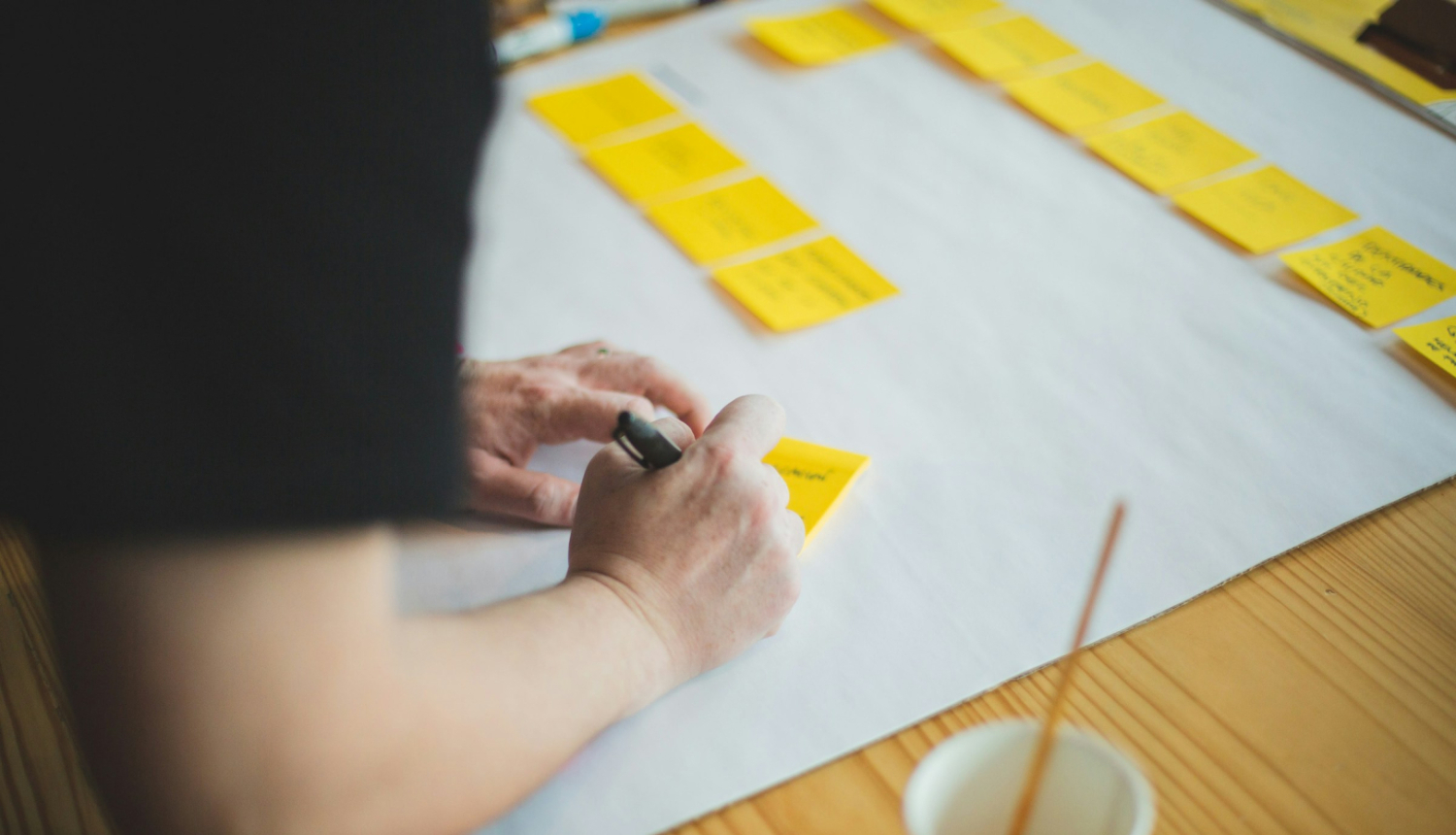 Līmlapiņas uz plakāta - radošo ideju piefiksēšana
