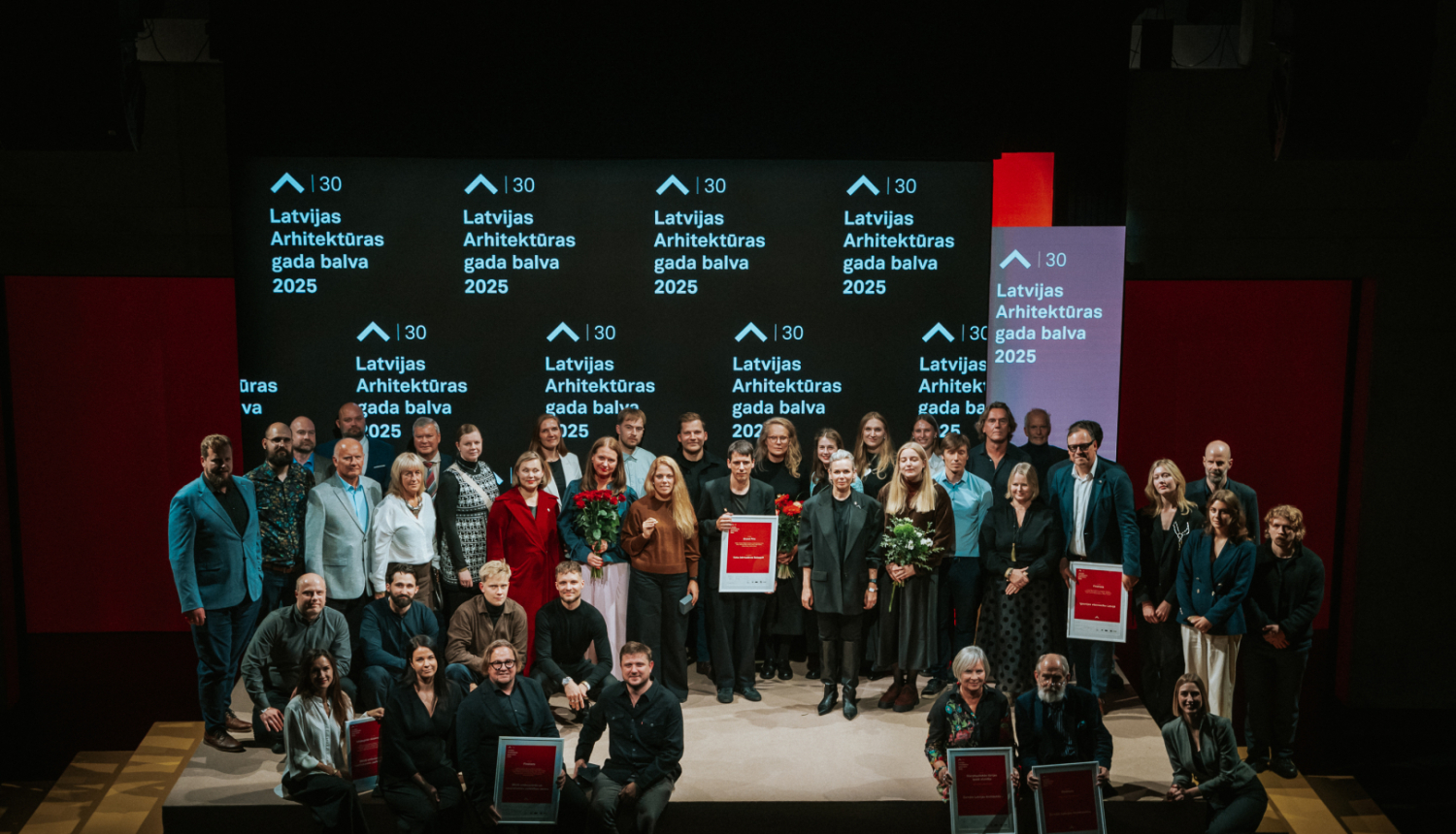 Latvijas Arhitektūras gada balvas laureāti svinīgajā apbalvošanas ceremonijā uz Jaunā Rīgas teātra skatuves