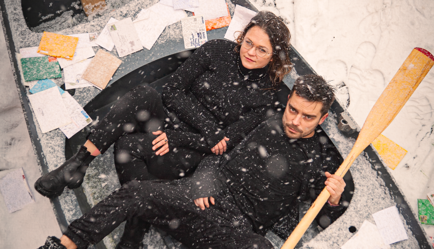 Aktieri Klāvs Mellis un Ance Strazda piesnigušā laivā ar izkaisītām vēstulēm