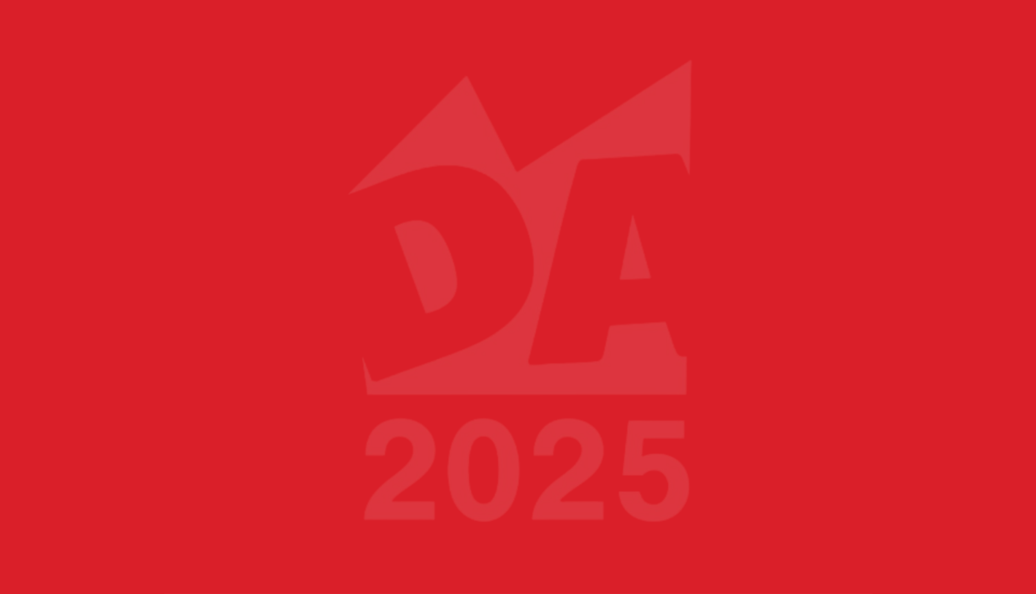 Konkursā “Dizaina Arēna 2025” logo - burti DA un skaitlis 2025 uz sarkan fona