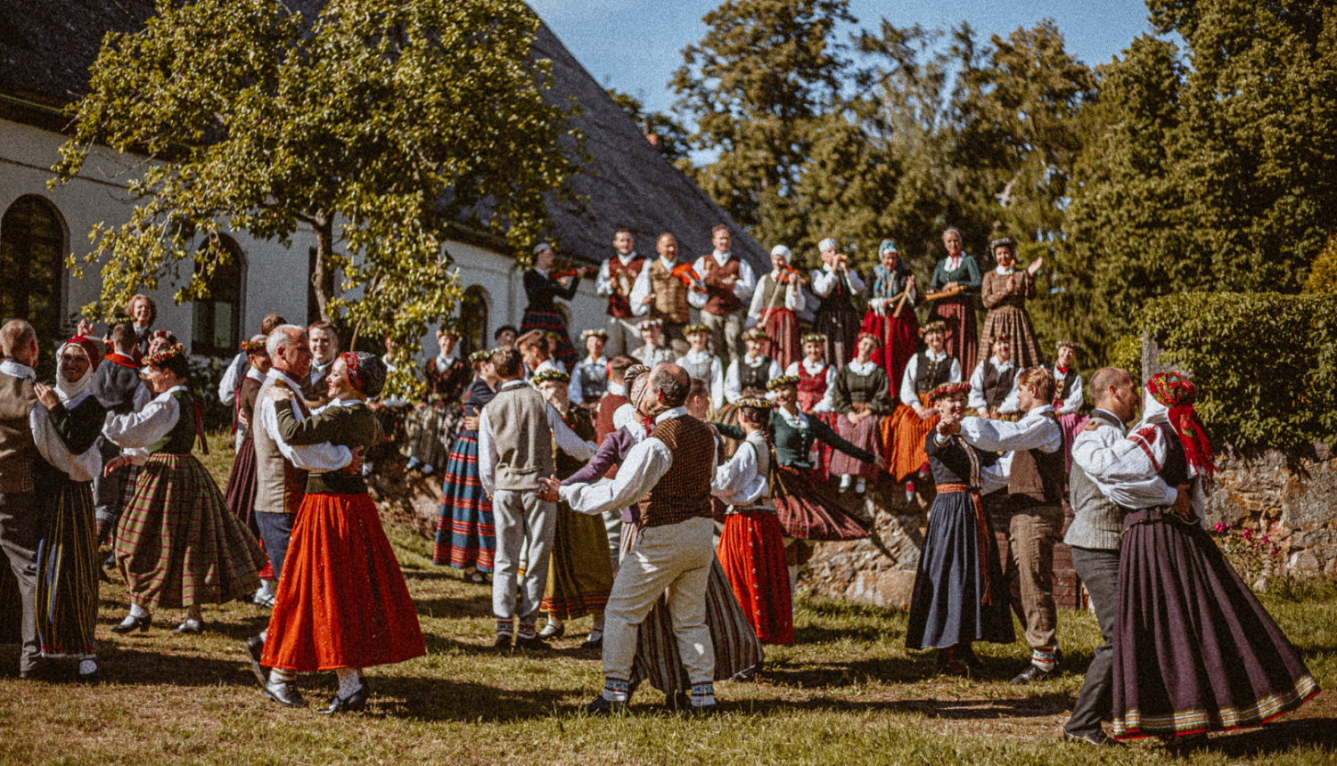 Tautas deju dejotāji Latvijas Etnogrāfiskajā brīvdabas muzeja