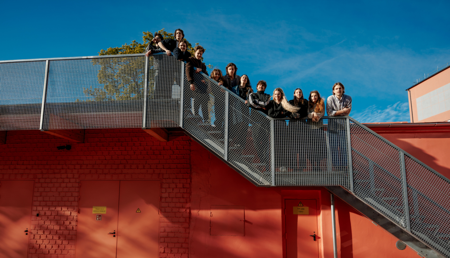 Latvijas Kultūras akadēmijas studenti uz kāpnēm