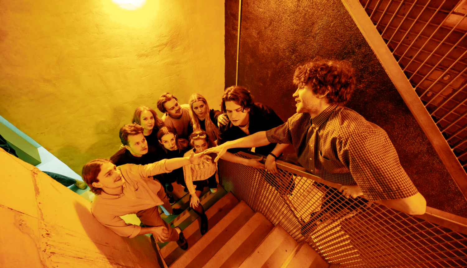 Latvijas Kultūras akadēmijas publicitātes foto. Studenti kāpņu telpā