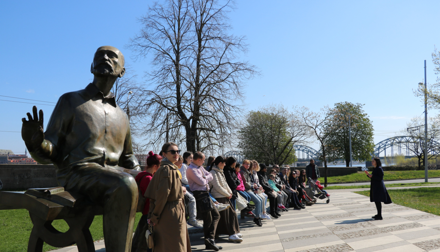Cilvēki pie vides objekta "Divi Raiņi"