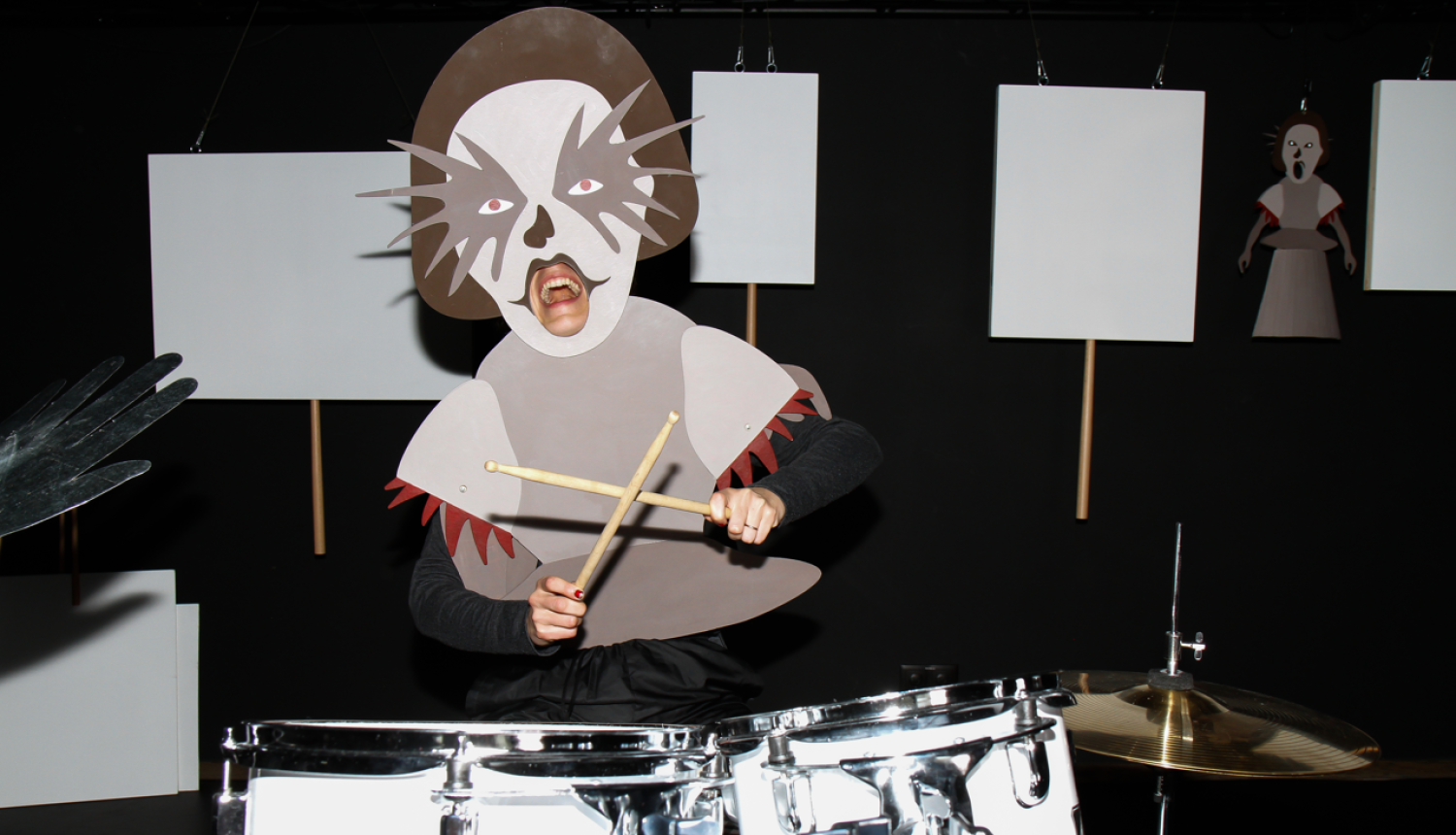 Izrādes tēls uz skatuves spēlē bungas