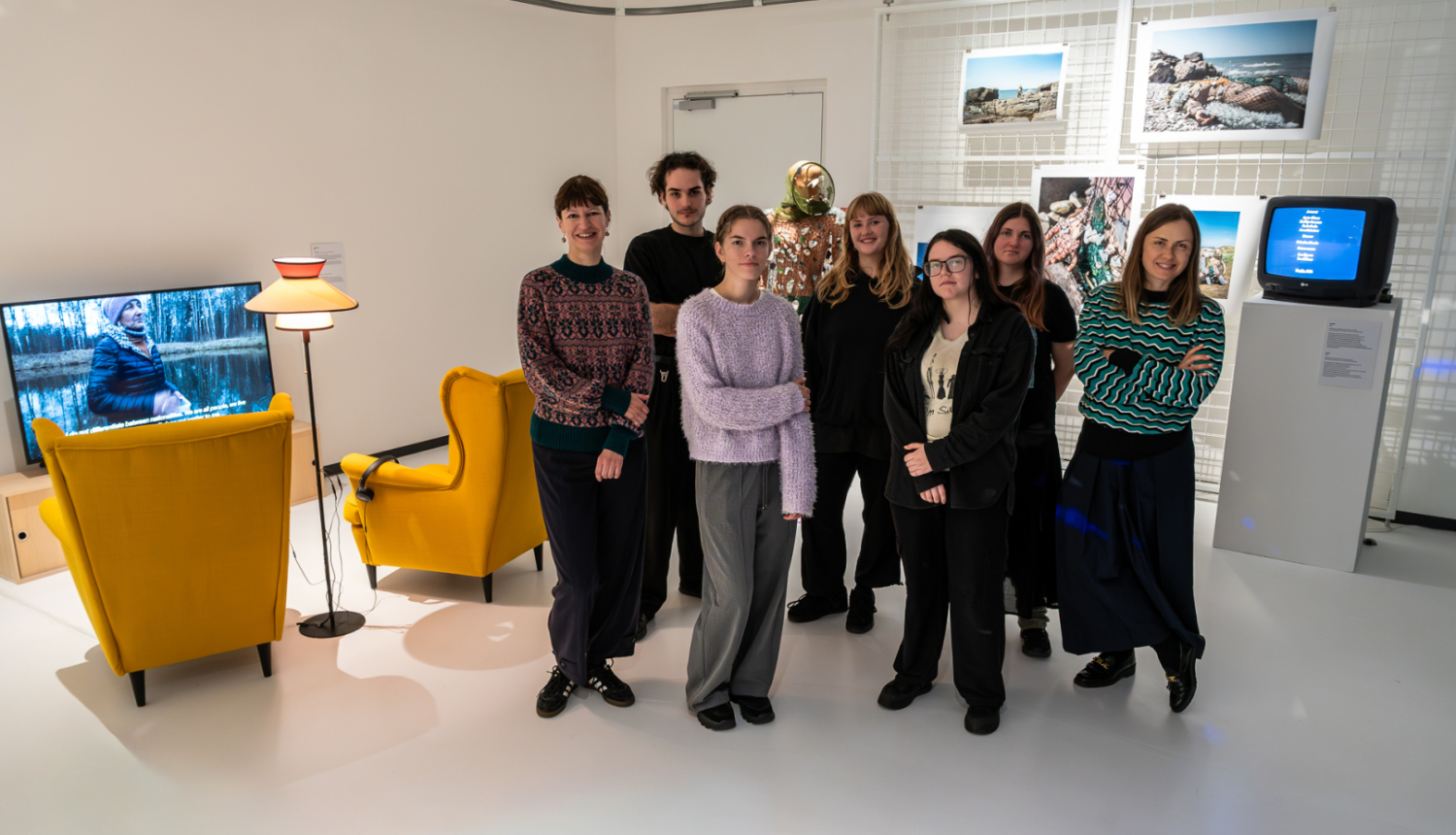 LMMDV audzēkņi, pedagoģe Ieva Rubeze, un Audiovizuālās mākslas programmas vadītāja un skolotāja Ieva Epnere