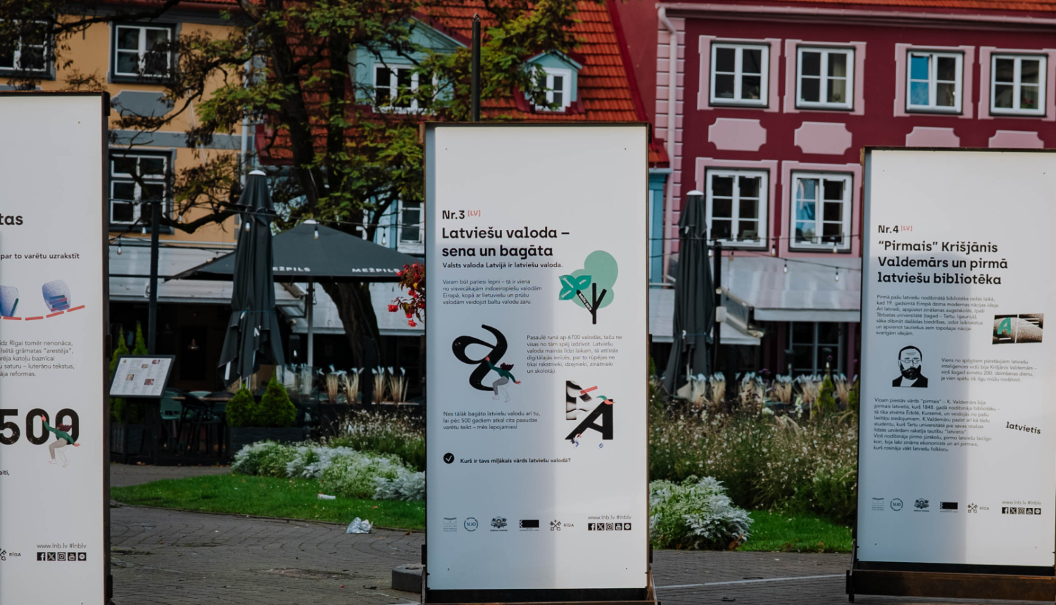 Iizstāde Līvu laukumā Rīgā, kas veltīta latviešu grāmatniecības piecsimtgadei