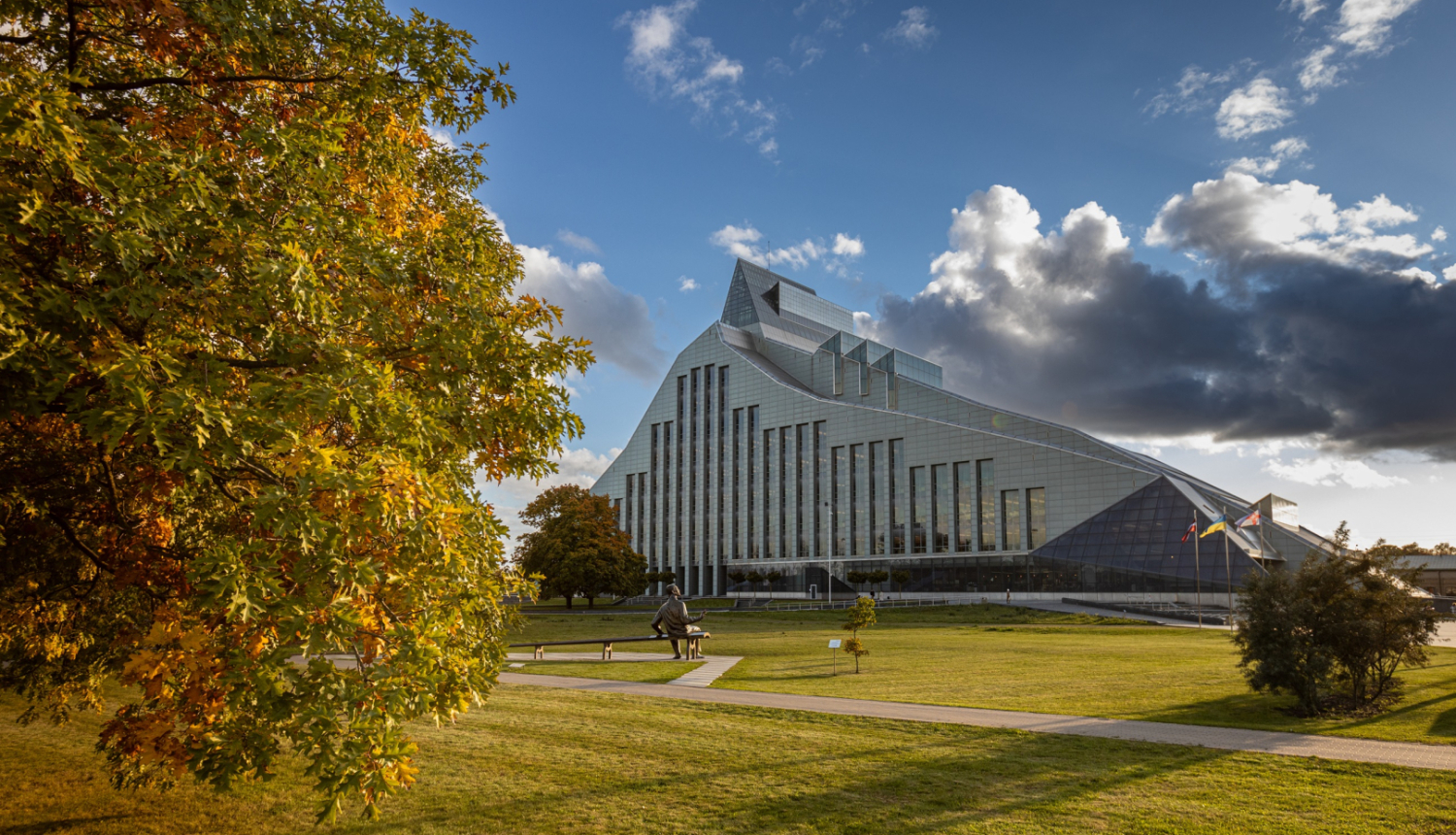 Latvijas Nacionālās bibliotēkas ēka rudens sezonā