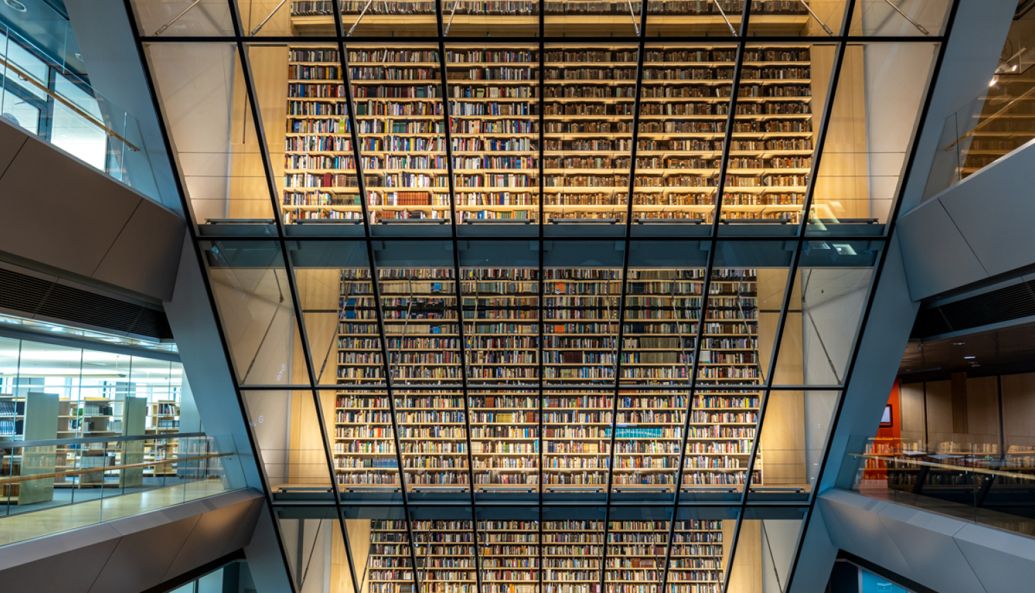 Tautas grāmatu plaukts Latvijas Nacionālās bibliotēkas ēkā