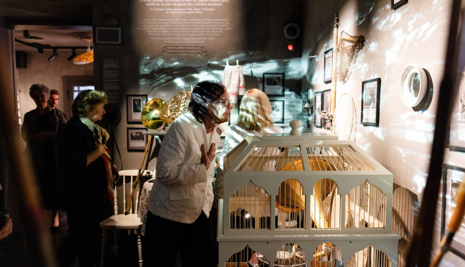 Apmeklētāji aplūko eksponātus Latvijas Nacionālā rakstniecības un mūzikas muzeja pastāvīgās ekspozīcijas svinīgajā atklāšanā