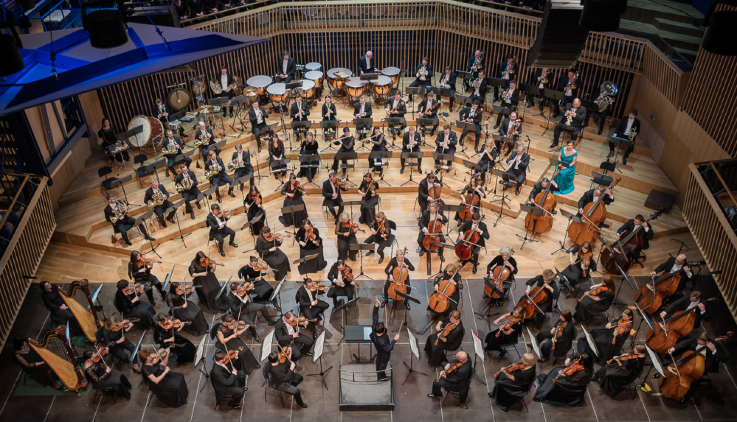 Latvijas Nacionālais simfoniskais orķestris (LNSO) uz skatuves koncertzālē "Latvija"