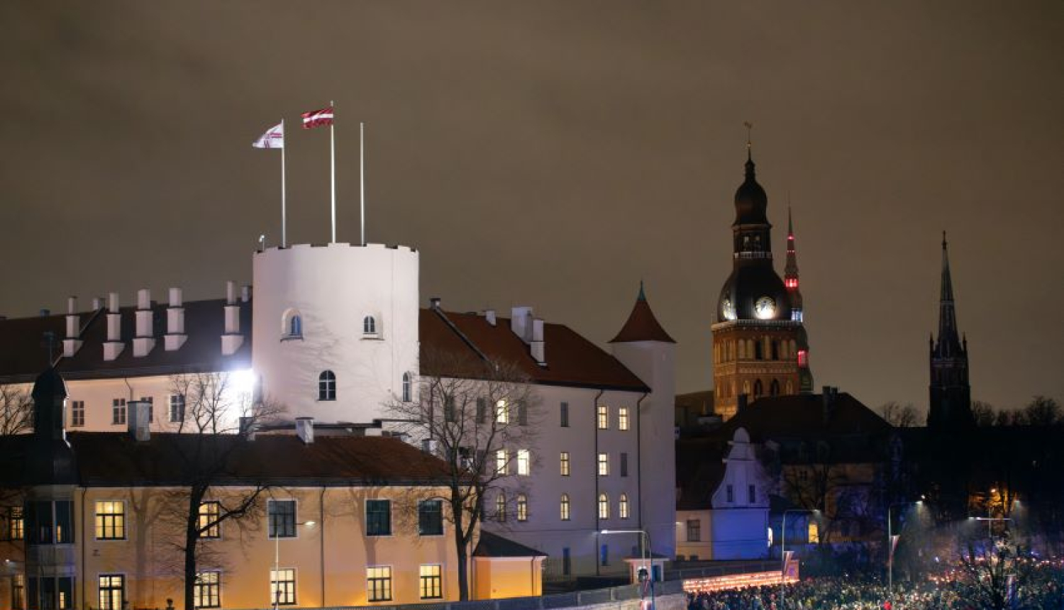 Rīgas pils fasādes skats naksnīgā apgaismojumā