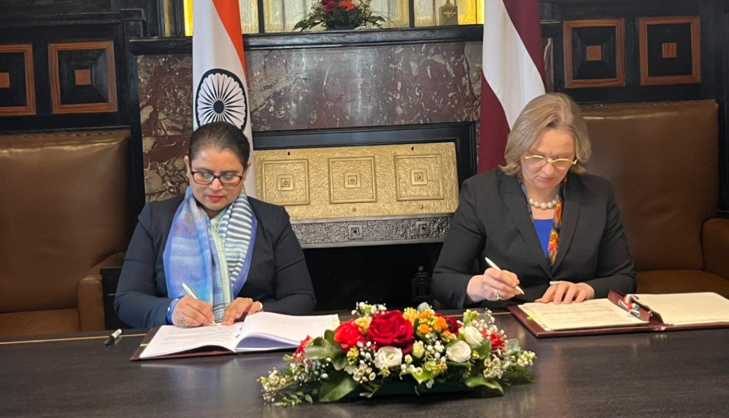 Sadarbības programmu paraksta Kultūras ministrijas valsts sekretāres vietniece Zane Vāgnere un Indijas Republikas vēstniece Latvijā V. E. Namrata Satdeva Kumāra (H.E. Namrata Satdeve Kumar)