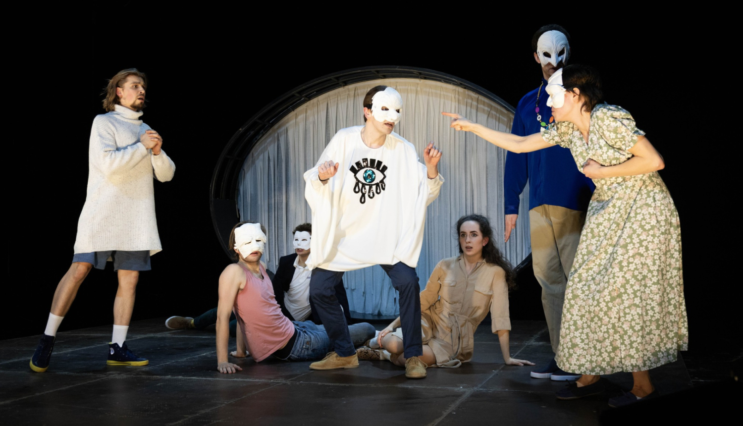 Foto no izrādes “Laikmetīga masku komēdija: Sapņotāji”. Jaunie aktieri uz skatuves.