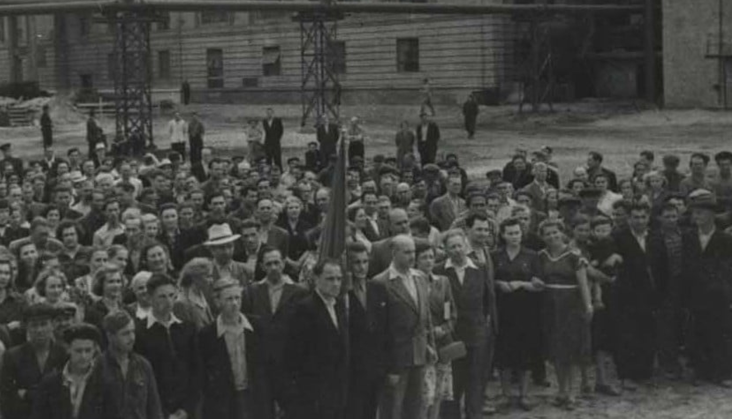 Cilveku pūlis pie industriālas būves, attēls no «Latvenergo» virtuālā enerģētikas muzeja arhīva