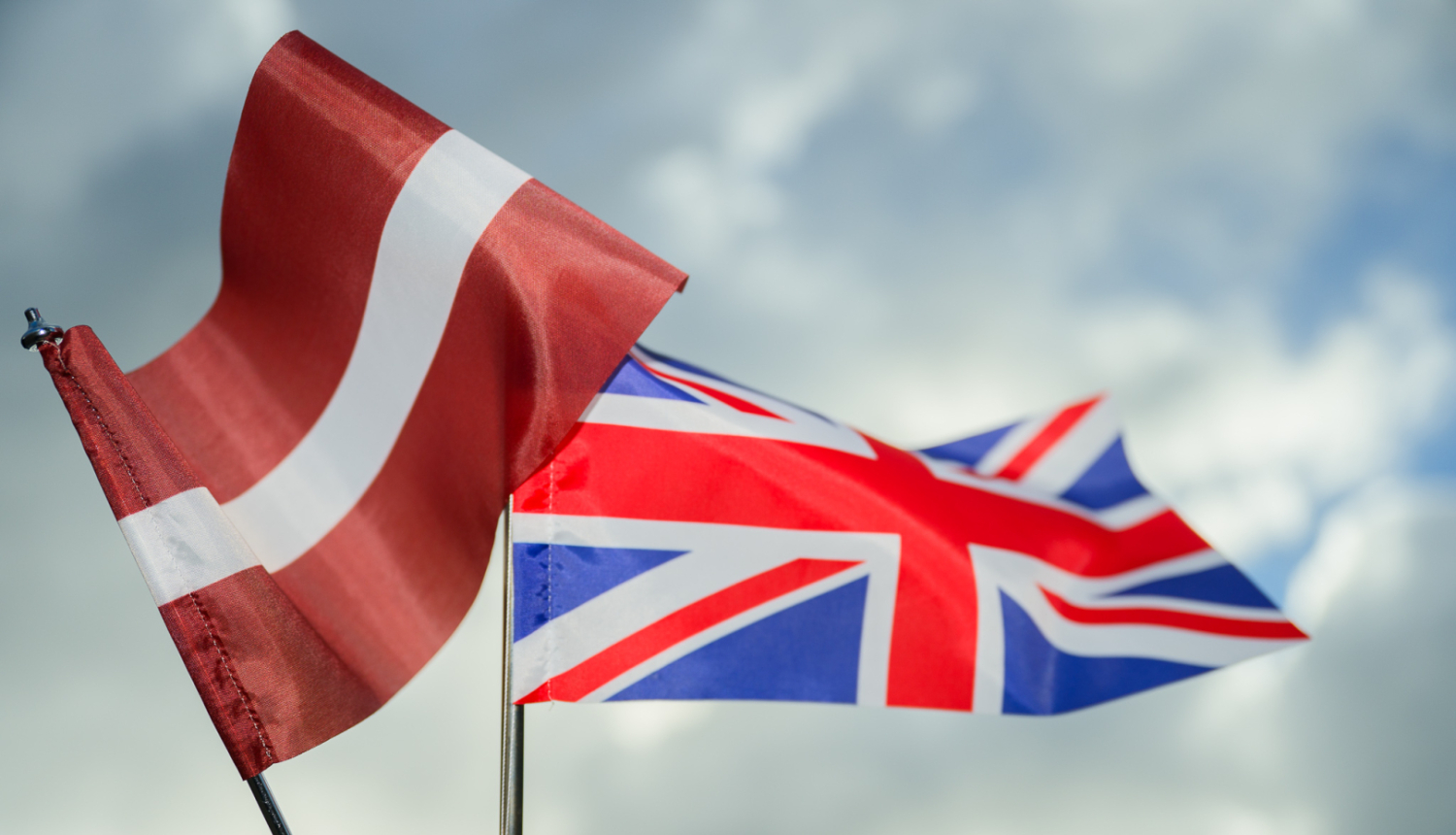 Latvijas un Lielbritānijas karogs