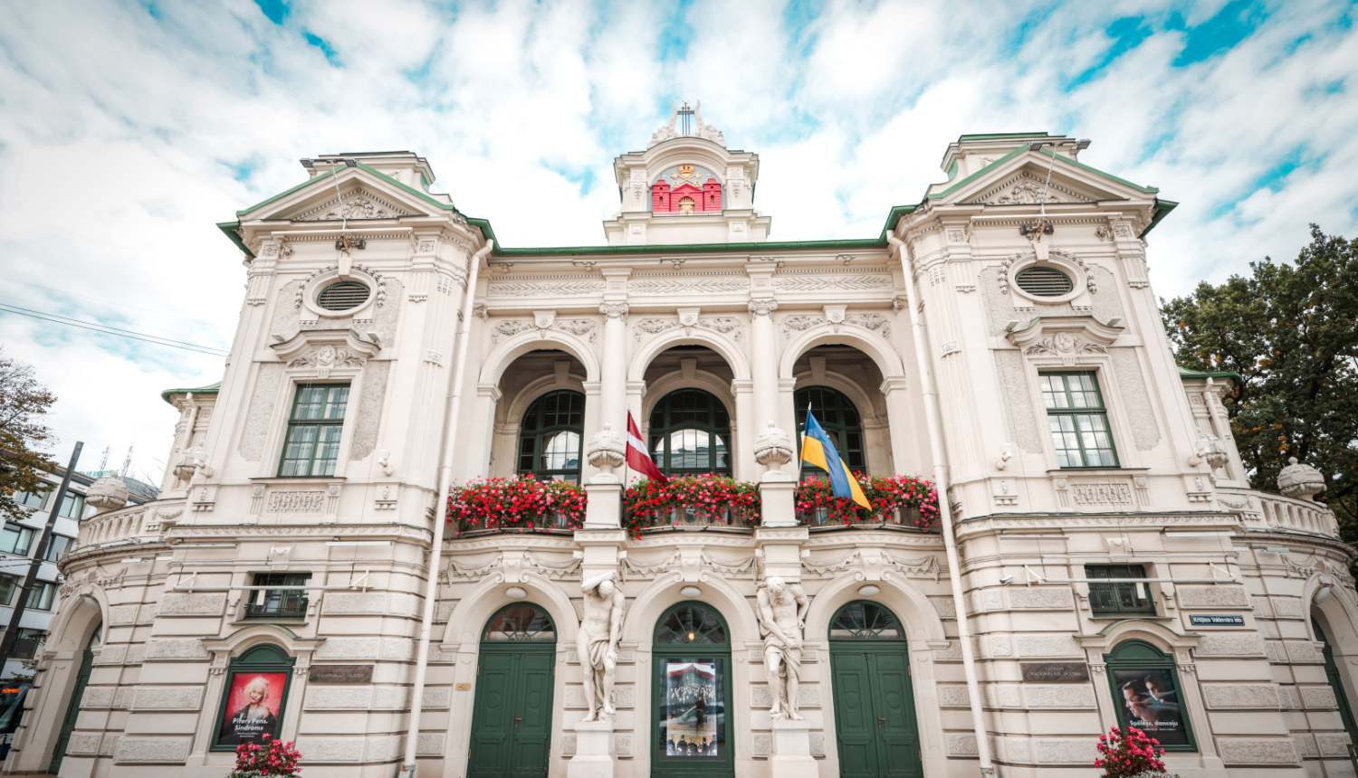 Latvijas Nacionālā teātra galvenā ieeja un ēkas fasāde