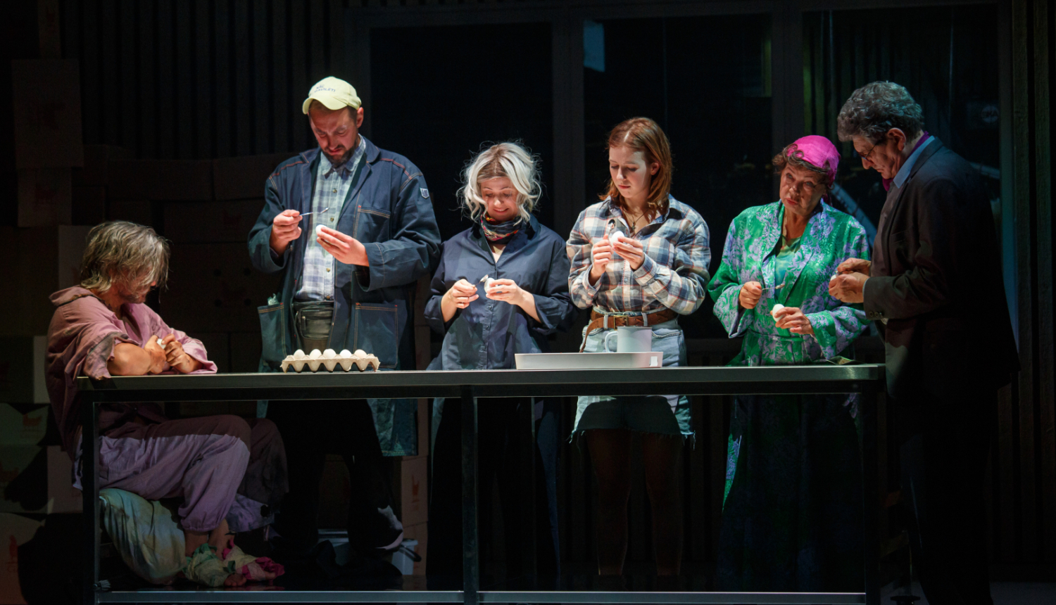 Izrāde “Ļaunais gars” Valmieras teātrī, uz skatuves aktieru ansamblis