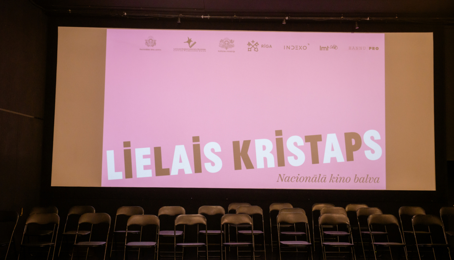 Lielā Kristapa logo uz projektora ekrāna