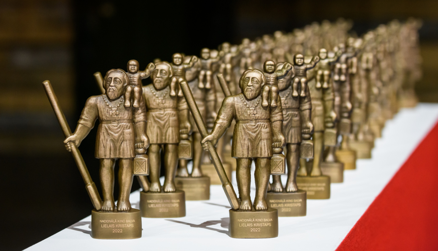 Kino balvas “Lielais Kristaps” statuetes uz podesta