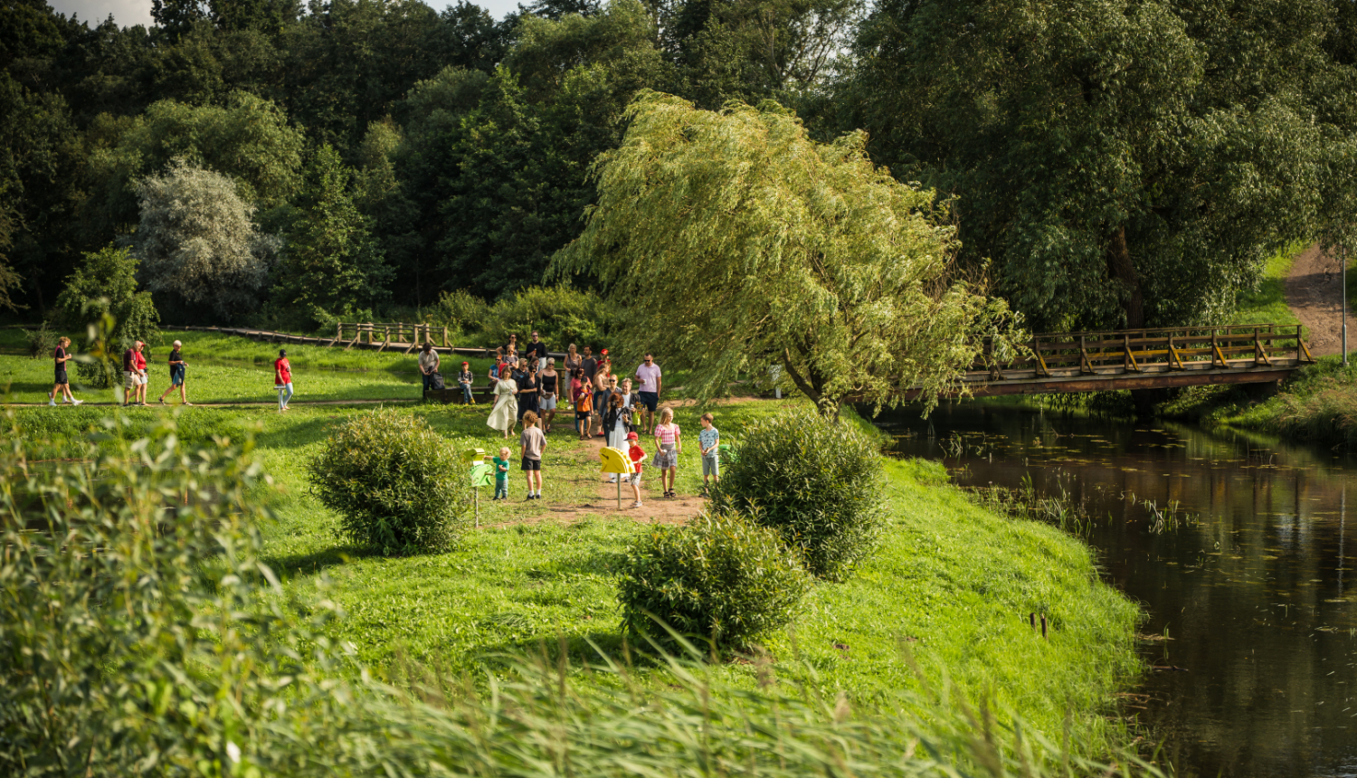 Cilvēku grupa ārtelpā/vidē zaļajā zonā