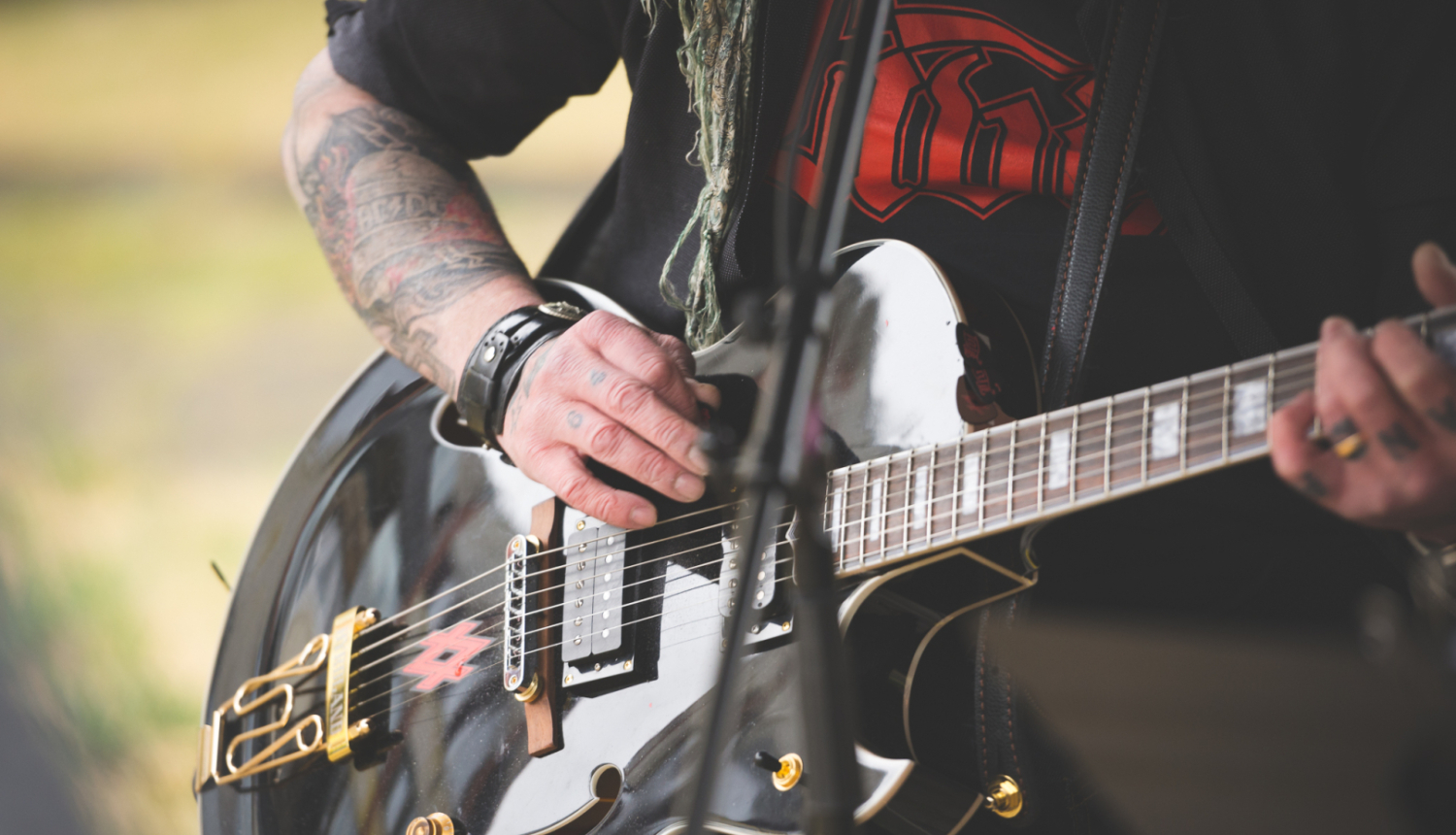 Mūziķis ar elektrisko ģitāru