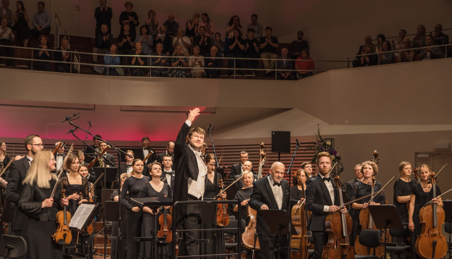 Liepājas Simfoniskais orķestris un diriģents Guntis Kuzma uz "Lielā dzintara" skatuves