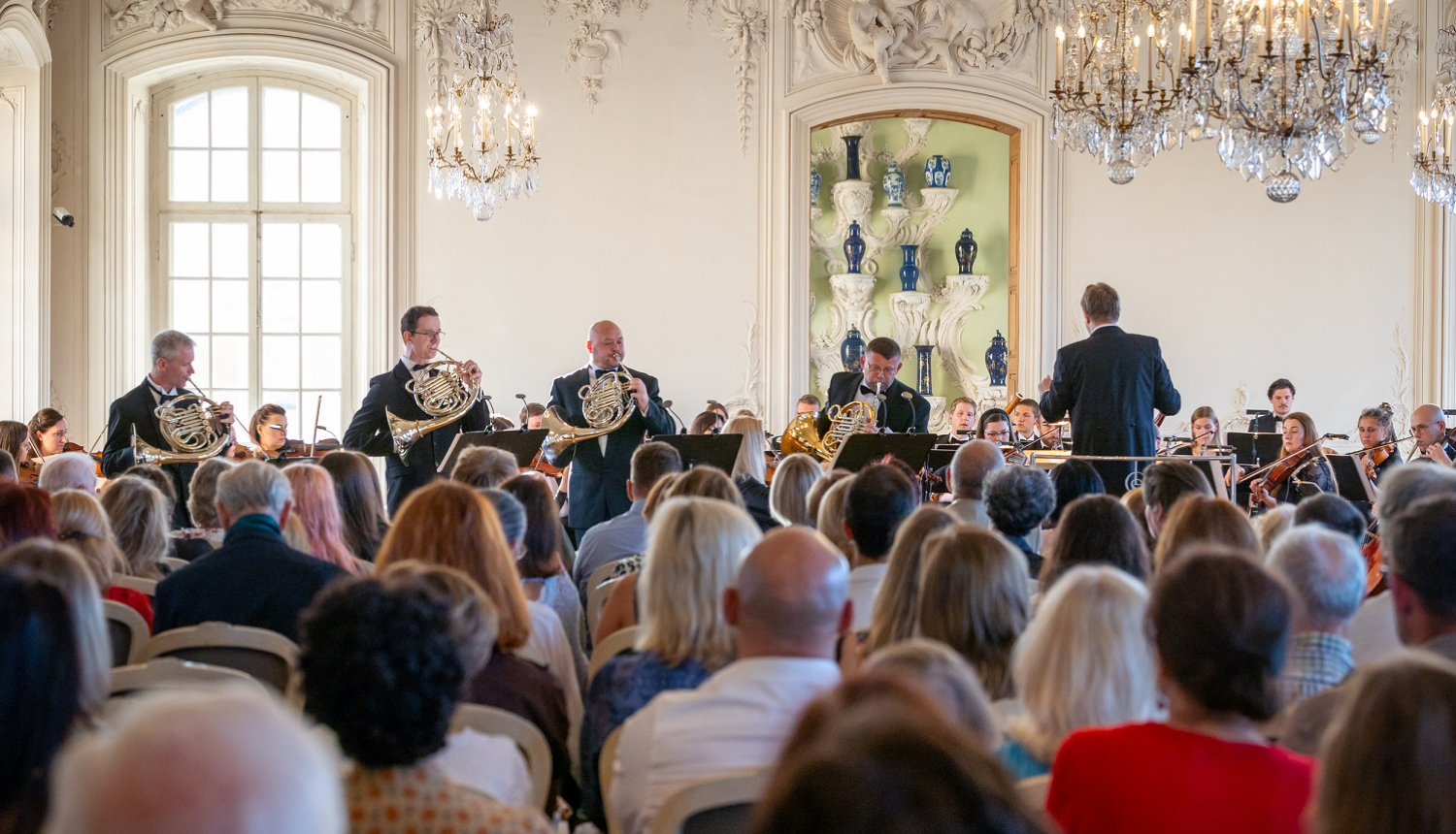 Greznā zālē skatītāji klausās Liepājas Simfoniskā orķestra koncertu, solo Liepājas mežragu kvartretam.
