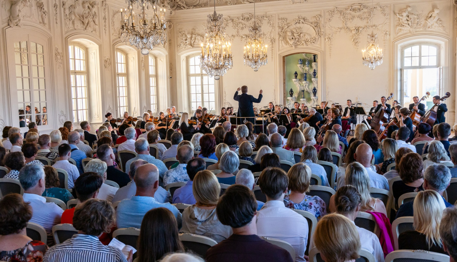 Liepājas Simfoniskā orķestra mūziķi un klausītāji Rundāles pilī