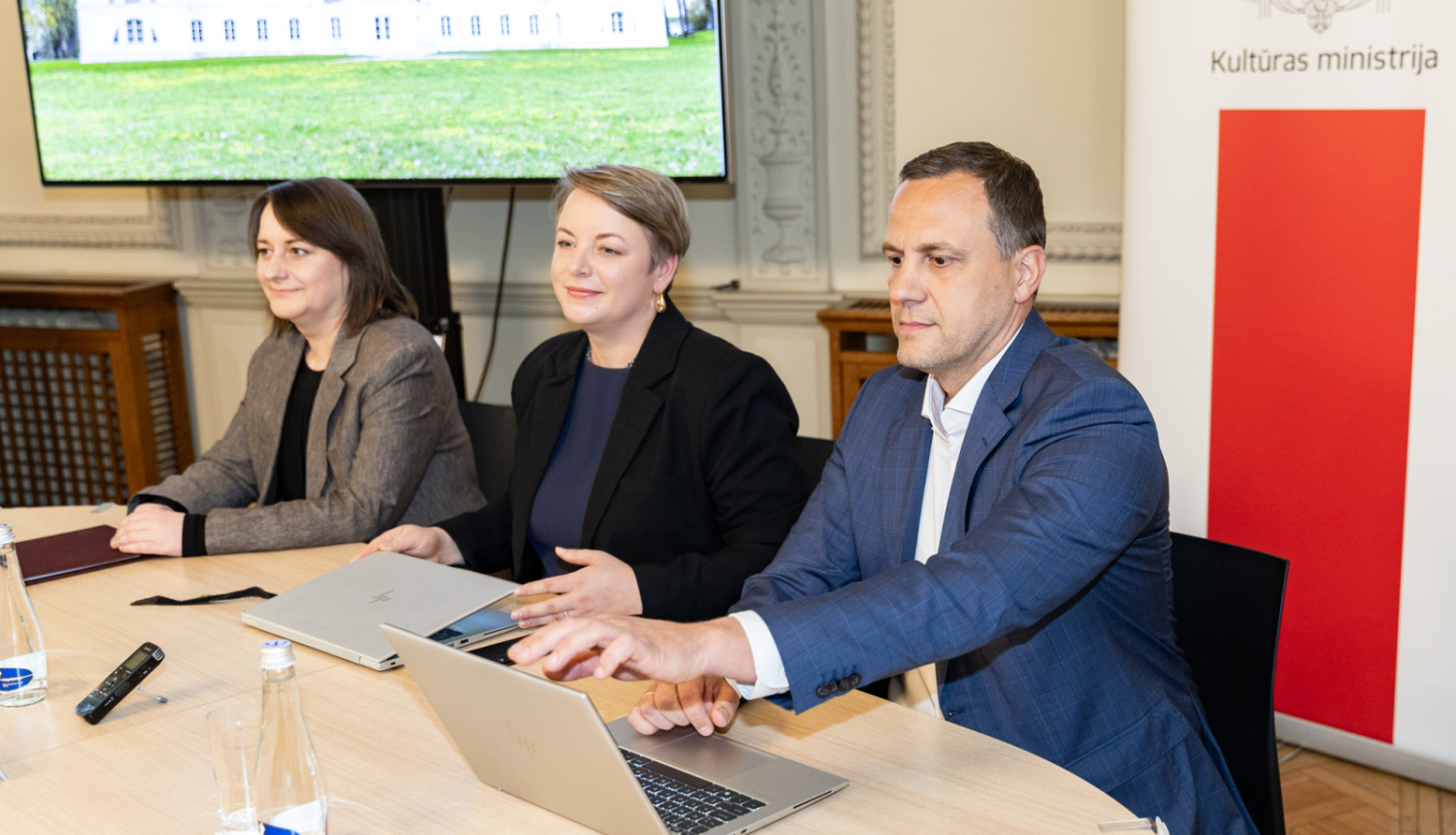 Rundāles pils muzeja direktore Laura Lūse un VAS “Valsts nekustamie īpašumi” valdes priekšsēdētājs Renārs Griškevičs paraksta līgumu par Mežotnes pils pārņemšanu Rundāles pils muzeja apsaimniekošanā