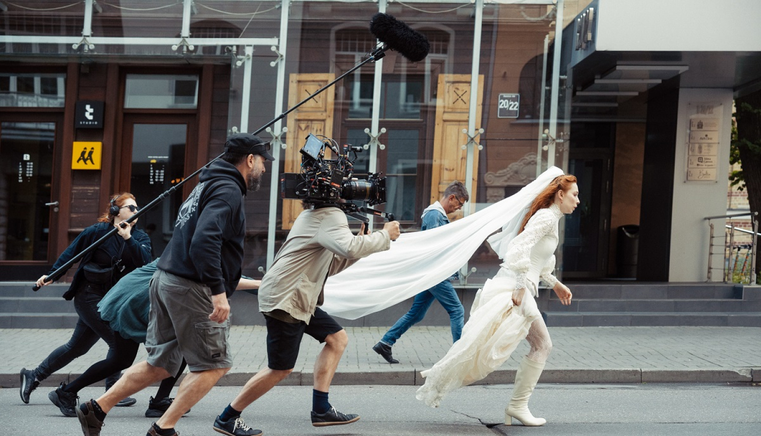 Foto no pirmajām mūzikla "Līgava" filmēšanas dienām, kur līgava skrien. Foto: Andrejs Strokins
