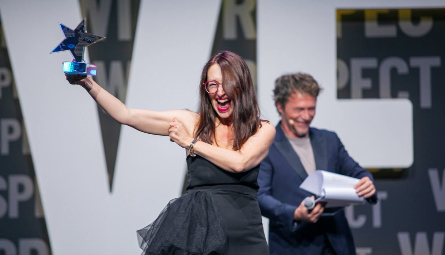 Aģentūras "Luka" vadītāja, producente Inese Lukaševska uz skatuves saņemot Best Event Award Grand Prix balvu