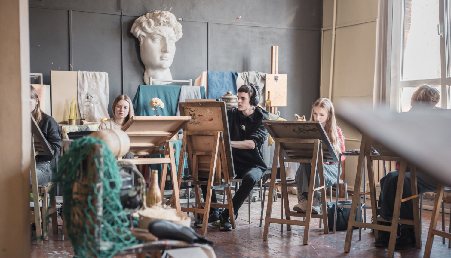 Jaunieši glezno pie molbertiem