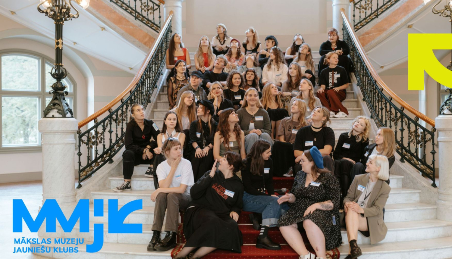 Mākslas muzeju Jauniešu kluba dalībnieki LNMM foajē pie centrālajām kāpnēm