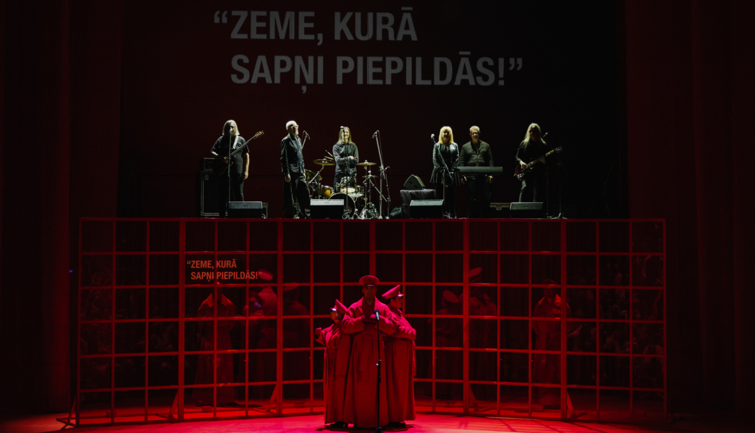 Izrādes “Mēs, roks, sekss un PSRS” norise - uz skatuves dažādi tēli un grupa "Pērkons"
